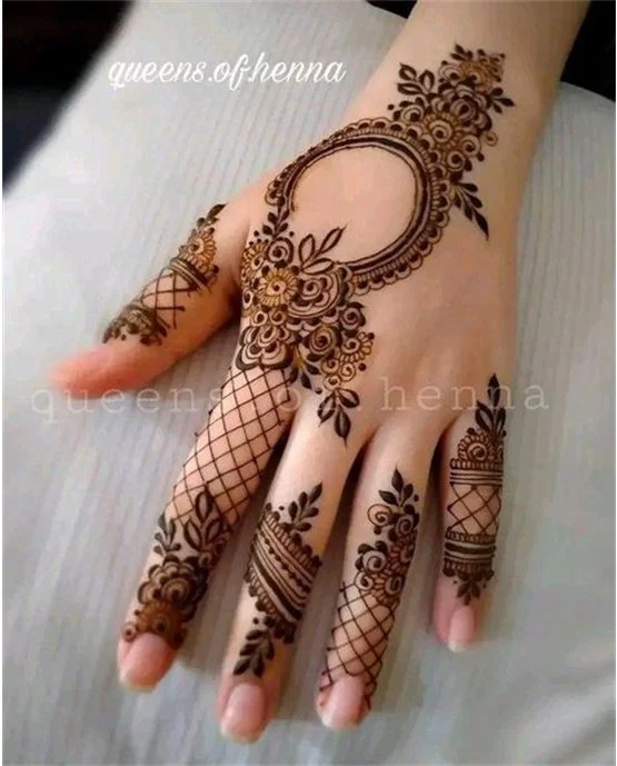 Elegant Crown With Cuff Covering Back Hand Mehndi Design Elegant Crown With Cuff Covering Back Hand Mehndi Design